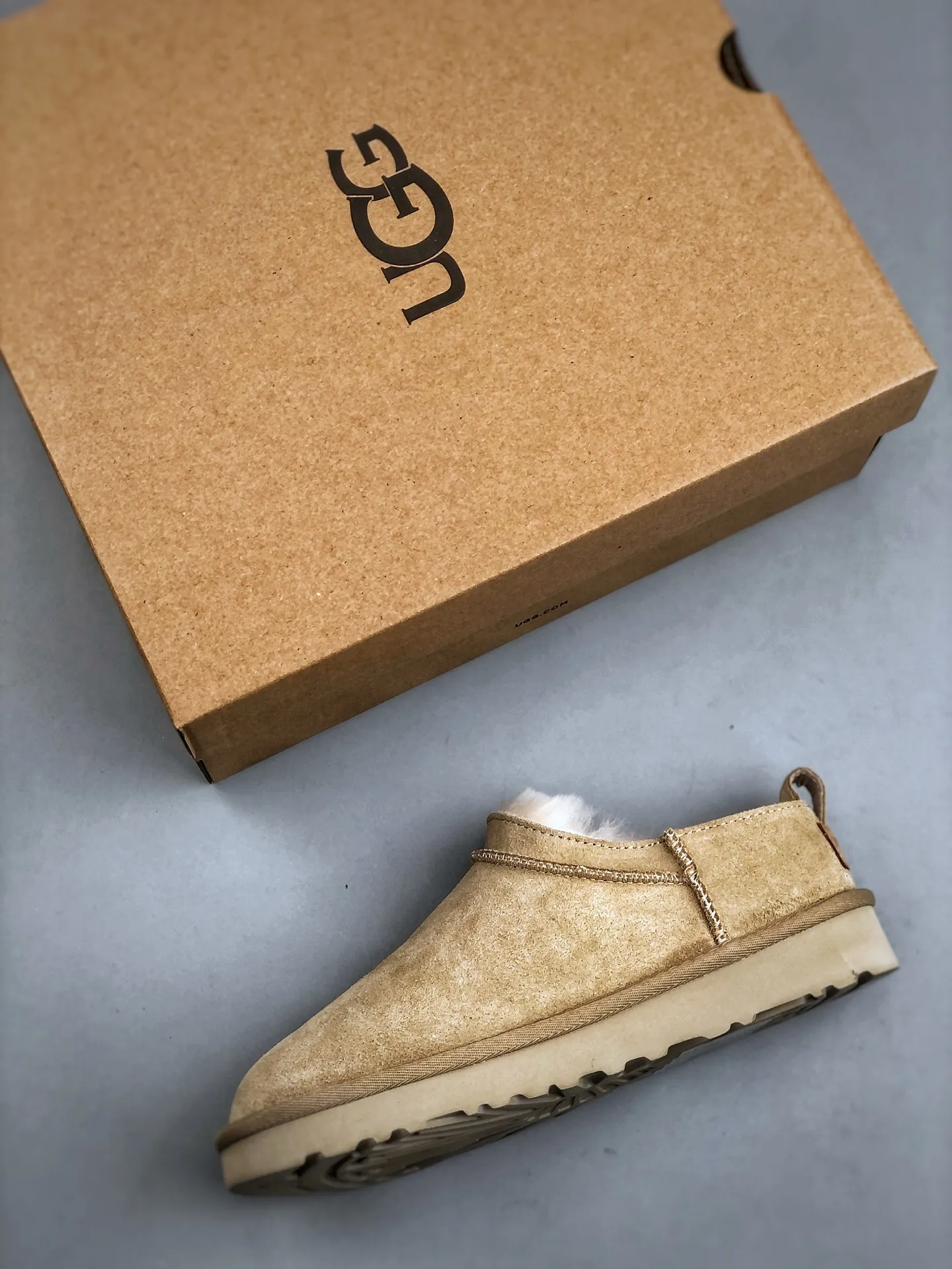Local self-pickup💰520 supports store placement. The top version of ugg on the market. 25 new models. UGG Elea Slip-On. Thin and light slip-on. Home, office, air-conditioned room. Easy to match, super fashionable and long-leg welfare model. Produced by a large foreign trade factory in Guangzhou. Toe to insole. Genuine sheep fur integrated. Independent outer box packaging. Chip with waterproof technology. Different from any version on the market. Independently developed original outsole and cashmere insole to keep you warm in winter and suitable for home use. In recent years, uug has launched a style series that is partially geared towards the preferences of young consumers and has also moved to the forefront of fashion trends. Shoe body material Water-repellent coated suede upper 17 mm UGGPURE™ implanted wool insole Lightweight non-slip and comfortable rubber outsole With brand LOGO trademark Comes with a full set of packaging Size: 35-40